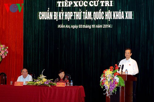 PM Nguyen Tan Dung meets voters in Hai Phong - ảnh 1